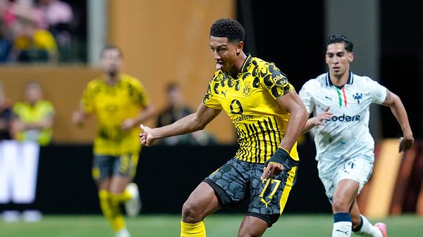 Jobe Bellingham im Trikot von Borussia Dortmund mit dem Ball am Fuß gegen C.F. Monterrey. - Foto:  IMAGO / Eibner