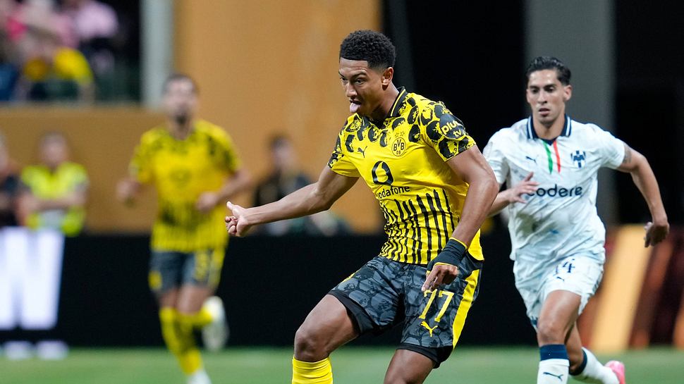 Jobe Bellingham im Trikot von Borussia Dortmund mit dem Ball am Fuß gegen C.F. Monterrey. - Foto:  IMAGO / Eibner