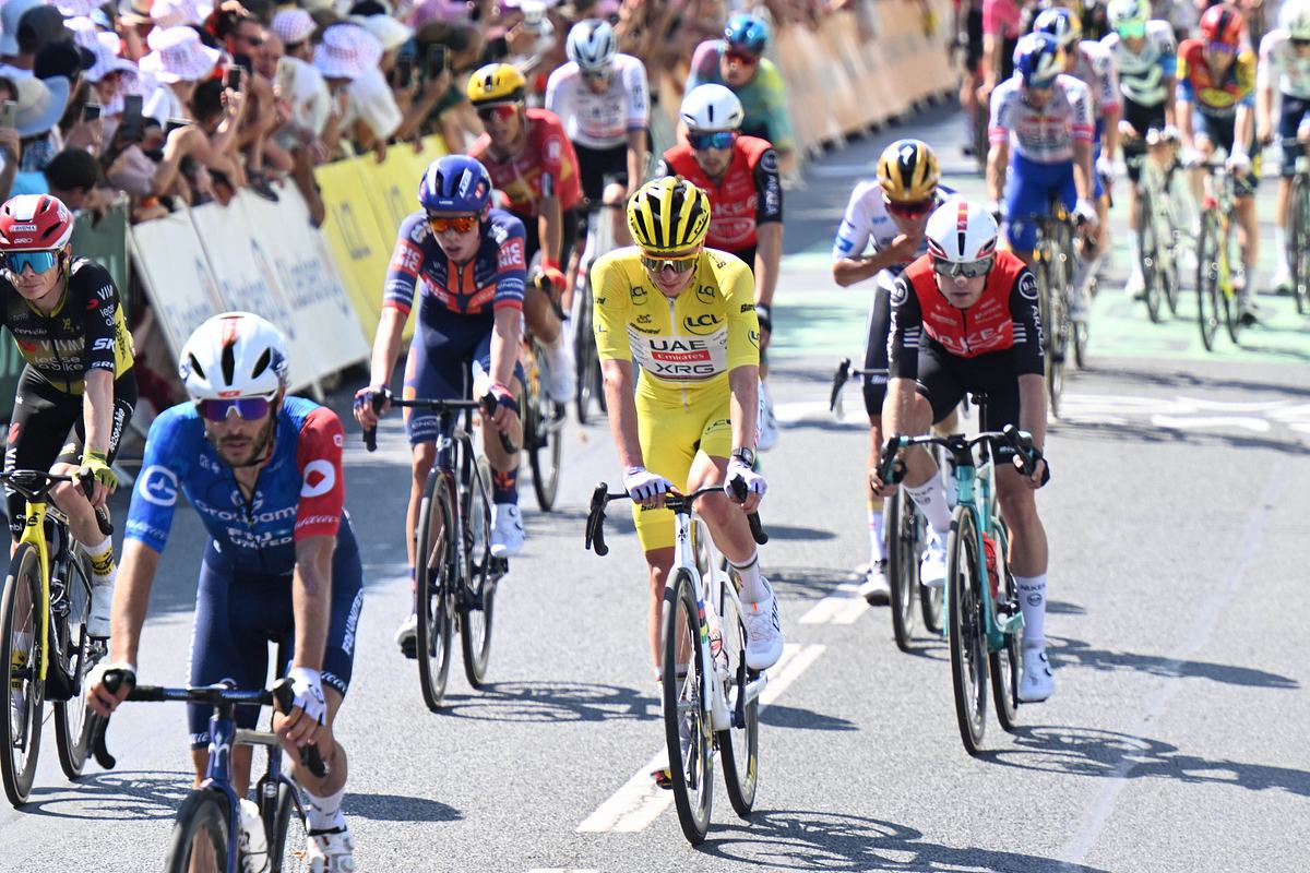 Radfahrer der Tour de France 2025 während der zehnten Etappe Tadej Pigacar im Peloton auf der 9. Etappe der Tour