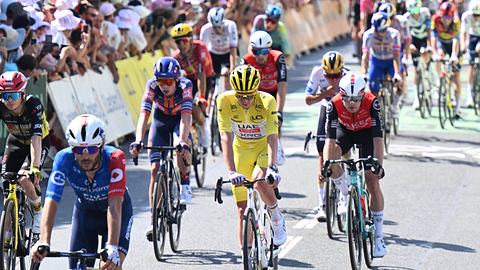 Tadej Pigacar im Peloton auf der 9. Etappe der Tour - Foto:  IMAGO / Sirotti