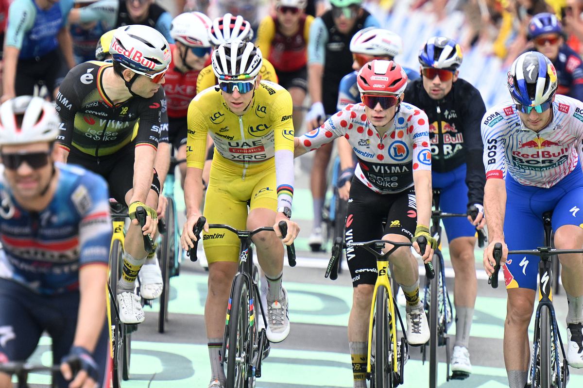 Tadej Pogacar im Peloton der Tour de France 2025 Mehrere Radfahrer, u.a. Tadej Pogacar im Gelben Trikot, während der 20. Etappe der Tour de France
