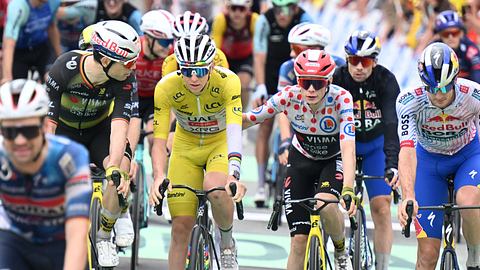 Mehrere Radfahrer, u.a. Tadej Pogacar im Gelben Trikot, während der 20. Etappe der Tour de France - Foto:  IMAGO / Sirotti