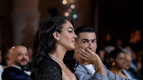 Ronaldo starrt seine Georgina ganz verliebt an, während sie mit einem leichten Lächeln nach vorne schaut - Foto:  IMAGO / MIS