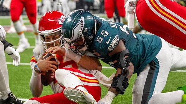 Patrick Mahomes wird im Super Bowl gesacked. - Foto:  IMAGO / ZUMA Press Wire
