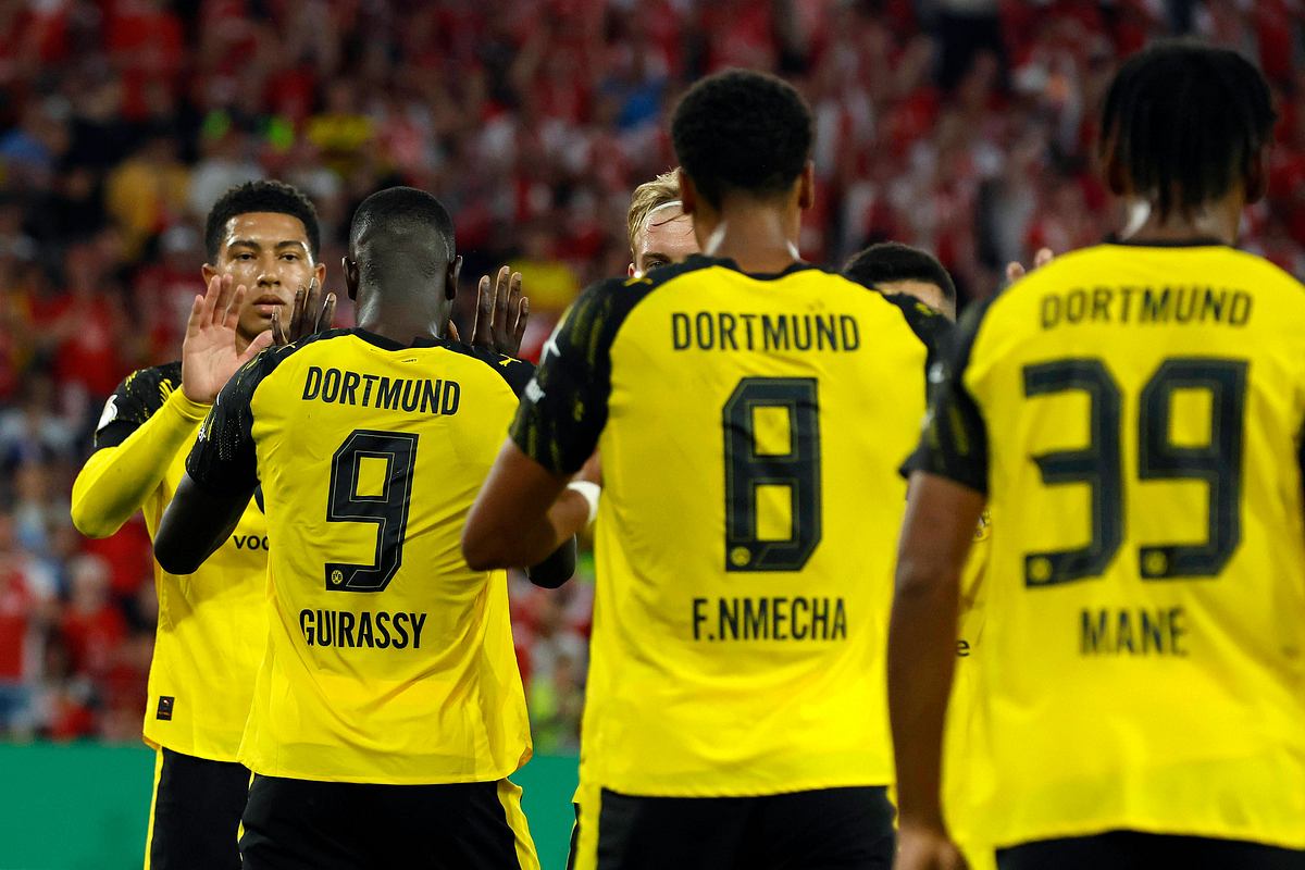 Jobe Bellingham, Serhou Guirassy, Felix Nmecha und Filippo Mané feiern das 1:0 des BVB bei RW Essen im DFB Pokal.