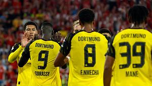 Jobe Bellingham, Serhou Guirassy, Felix Nmecha und Filippo Mané feiern das 1:0 des BVB bei RW Essen im DFB Pokal. - Foto:  IMAGO / Norbert Schmidt