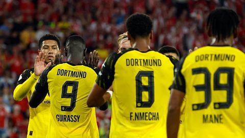 Jobe Bellingham, Serhou Guirassy, Felix Nmecha und Filippo Mané feiern das 1:0 des BVB bei RW Essen im DFB Pokal. - Foto:  IMAGO / Norbert Schmidt
