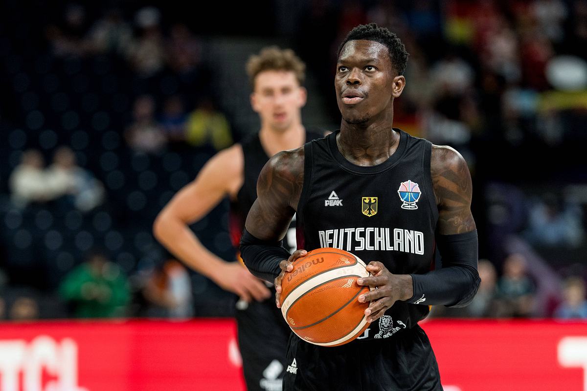 Dennis Schröder im EM Spiel von Deutschland Dennis Schröder hält bei der Basketball-EM den Ball, um einen Freiwurf zu machen und schaut Richtung Korb