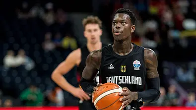 Dennis Schröder hält bei der Basketball-EM den Ball, um einen Freiwurf zu machen und schaut Richtung Korb - Foto: IMAGO / Beautiful Sports