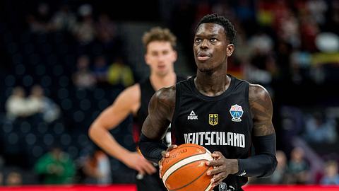Dennis Schröder hält bei der Basketball-EM den Ball, um einen Freiwurf zu machen und schaut Richtung Korb - Foto: IMAGO / Beautiful Sports