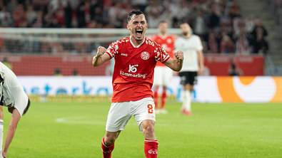 Paul Nebel bejubelt den Einzug von Mainz 05 in die Conference League mit zwei geballten Fäusten. - Foto:  IMAGO / Jan Huebner
