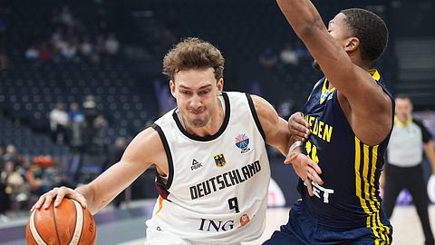 Franz Wagner dribbelt bei der Basketball EM mit dem Ball. - Foto:  IMAGO / Newspix24