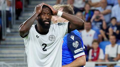 Antonio Rüdiger schlägt im Länderspiel gegen die Slowakei die Hände über dem Kopf zusammen. - Foto:  IMAGO / DeFodi Images