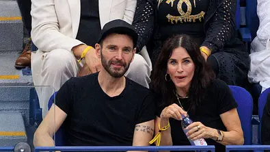 „Friends“-Star Courteney Cox (62) und „Snow Patrol“-Musiker Johnny McDaid (49) bei den  Flushing Meadows, New York - Foto: IMAGO / ZUMA Press Wire