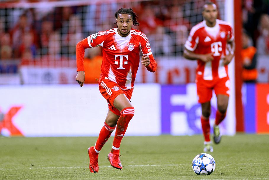 Michael Olise dribbelt mit dem Ball. 