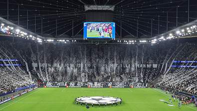 Choreografie der Eintracht Frankfurt Fans vor dem Spiel gegen Galatasaray Istanbul. - Foto: IMAGO / osnapix