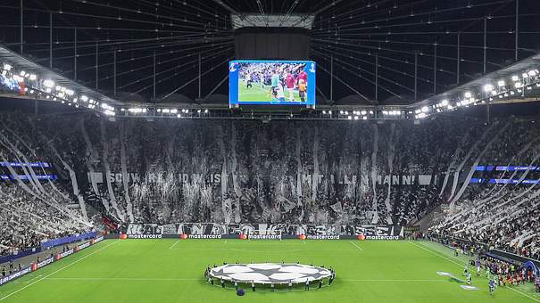 Choreografie der Eintracht Frankfurt Fans vor dem Spiel gegen Galatasaray Istanbul. - Foto: IMAGO / osnapix