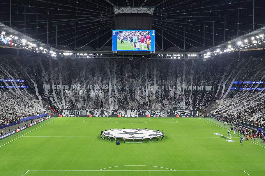 Choreografie der Eintracht Frankfurt Fans vor dem Spiel gegen Galatasaray Istanbul.