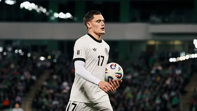 Florian Wirtz trägt beim Spiel der deutschen Nationalmannschaft einen Fußball in der Hand - Foto:  IMAGO / Fussball-News Saarland