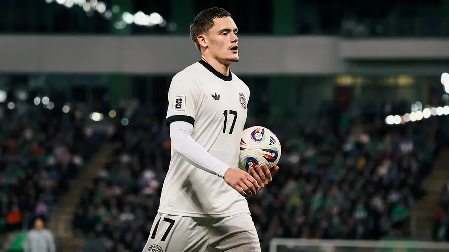 Florian Wirtz Nationalmannschaft Florian Wirtz trägt beim Spiel der deutschen Nationalmannschaft einen Fußball in der Hand