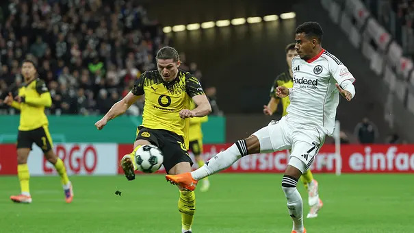 Marcel Sabitzer gewinnt im DFB-Pokal einen Zweikampf gegen Ansgar Knauff.  - Foto:  IMAGO / osnapix