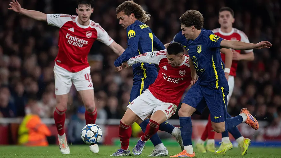 imago1068787834 Declan Rice und Gabriel Martinelli behaupten den Ball gegen Antoine Griezmann und Julian Alvarez.