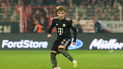 Lennart Karl vom FC Bayern München dribbelt den Ball beim Auswärtsspiel gegen Union Berlin - Foto:  IMAGO / Eibner