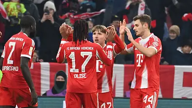 Lennart Karl und Olise beim Sieg des FC Bayern München - Foto:  IMAGO / Sven Simon