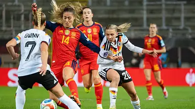 Eine Spanierin dribbelt gegen zwei deutsche Spielerinnen beim Hinspiel des Nations League Finales zwischen Deutschland und Spanien - Foto: IMAGO / speedshot