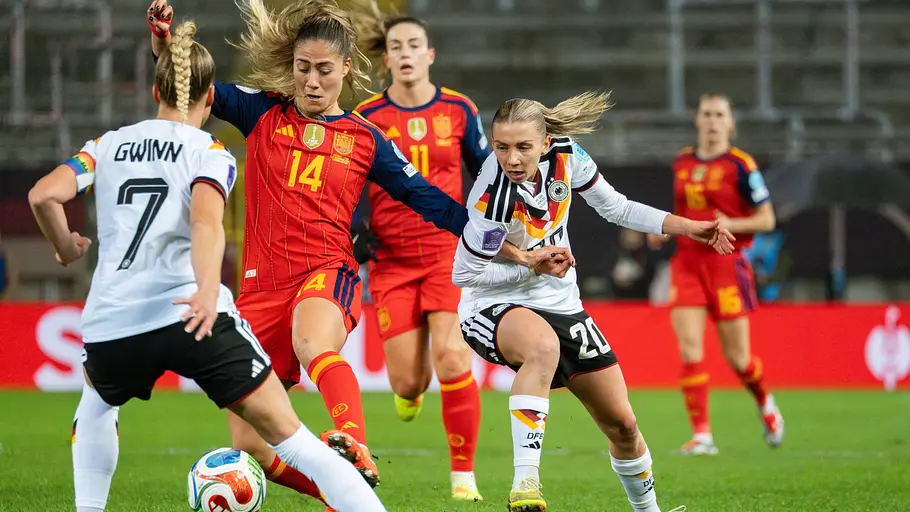 Spanien Deutschland Länderspiel Frauen Eine Spanierin dribbelt gegen zwei deutsche Spielerinnen beim Hinspiel des Nations League Finales zwischen Deutschland und Spanien