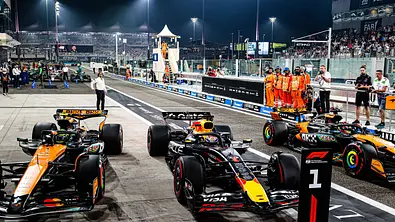 Die Formel 1-Autos vor dem Abu Dhabi-Finale! - Foto: IMAGO / IPA Sport