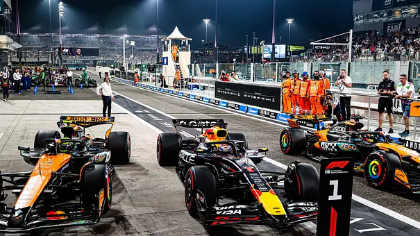 Die Formel 1-Autos vor dem Abu Dhabi-Finale! - Foto: IMAGO / IPA Sport