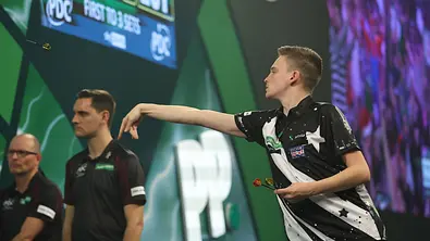 Ricardo Pietreczko im Einsatz gegen Dave Chisnall - Foto: IMAGO / Action Plus
