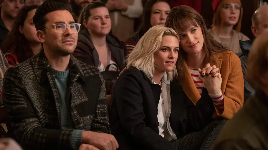 Abby (Kristen Stewart) und Harper (Mackenzie Davis) halten Händchen.