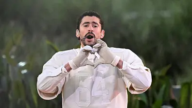 Bad Bunny bei der Halftime Show des Super Bowls. Er macht mit seinen Händen ein Herz - Foto: IMAGO / UPI Photo Bad Bunny bei der Halftime Show des Super Bowls. Er macht mit seinen Händen ein Herz - Foto: IMAGO / UPI Photo