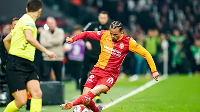 Leroy Sane kontrolliert den Ball während dem Spiel zwischen Besiktas and Galatasaray - Foto: IMAGO / NurPhoto