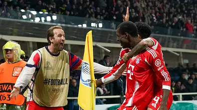 Harry Kane, Nicolas Jackson und Luis Diaz bejubeln ein Bayern Tor bei Atalanta Bergamo - Foto:  IMAGO / Giuseppe Maffia