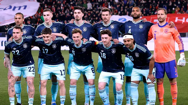 Deutsche Nationalmannschaft beim Mannschaftsfoto vor dem Länderspiel gegen die Schweiz.  - Foto:  IMAGO / Laci Perenyi