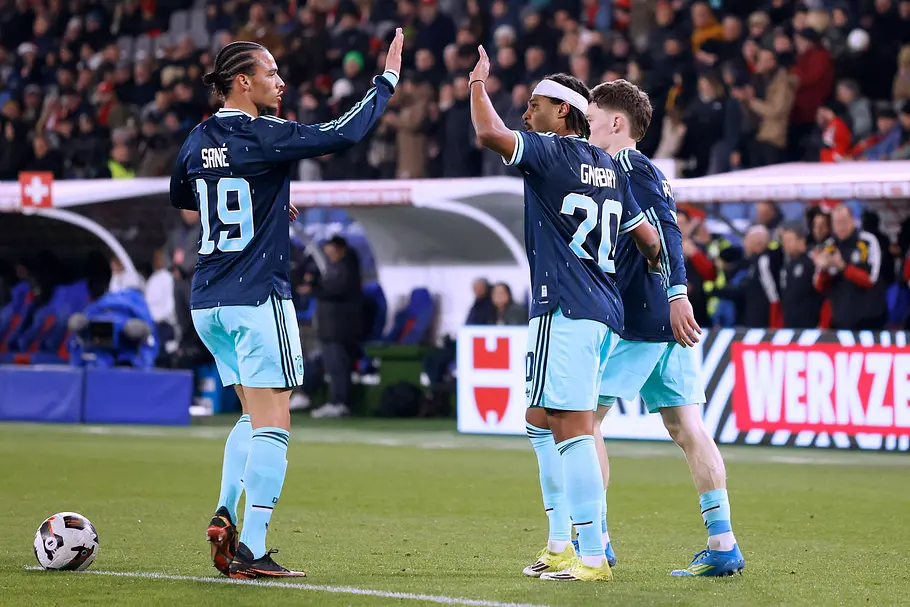 Serge Gnabry und Leroy Sané bejubeln ein Tor gegen die Schweiz.