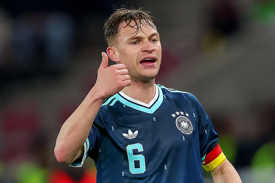 Joshua Kimmich hebt gegen Ghana den Daumen. 