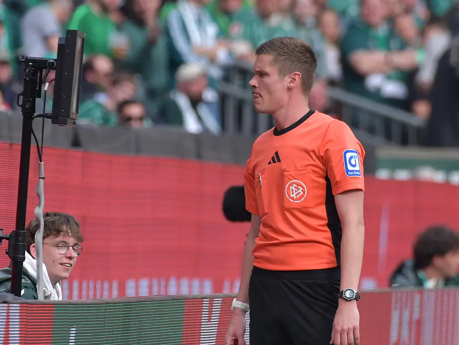 imago1076400635 Florian Exner checkt am VAR-Bildschirm eine Szene.