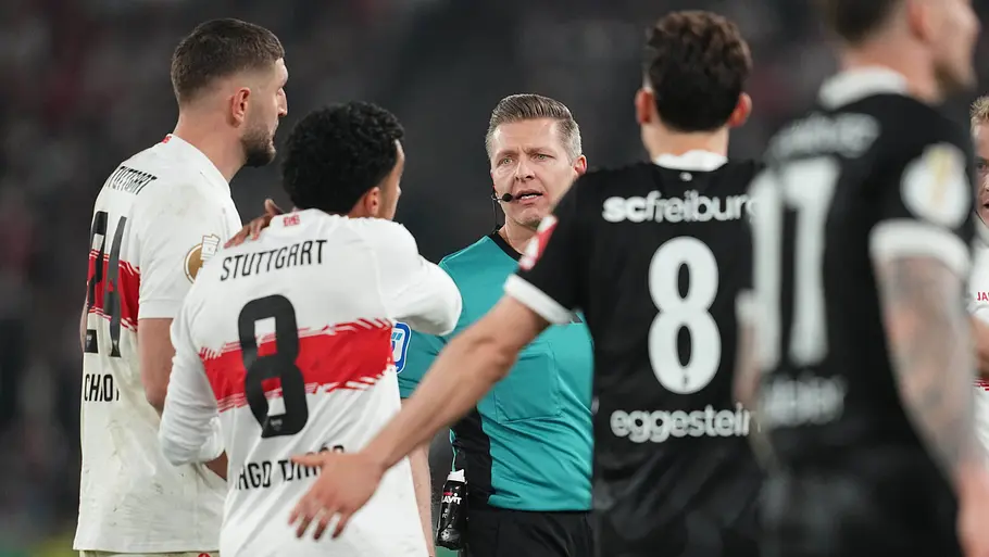 imago1076533225 Jeff Chabot, Tiago Tomás und Maximilian Eggestein diskutieren im DFB-Pokal Halbfinale mit Schiedsrichter Tobias Welz.