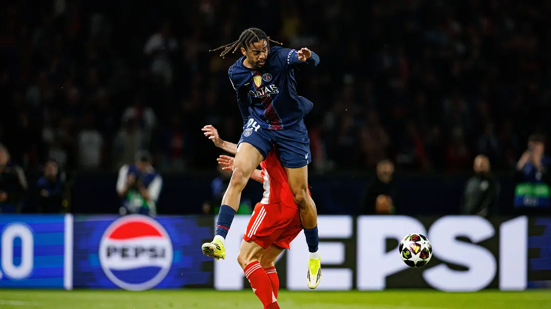 Bradley Barcola von PSG überspringt im Hisnpiel einen Spieler der Bayern. - Foto:  Maciej Rogowski /  IMAGO / Ball Raw Images