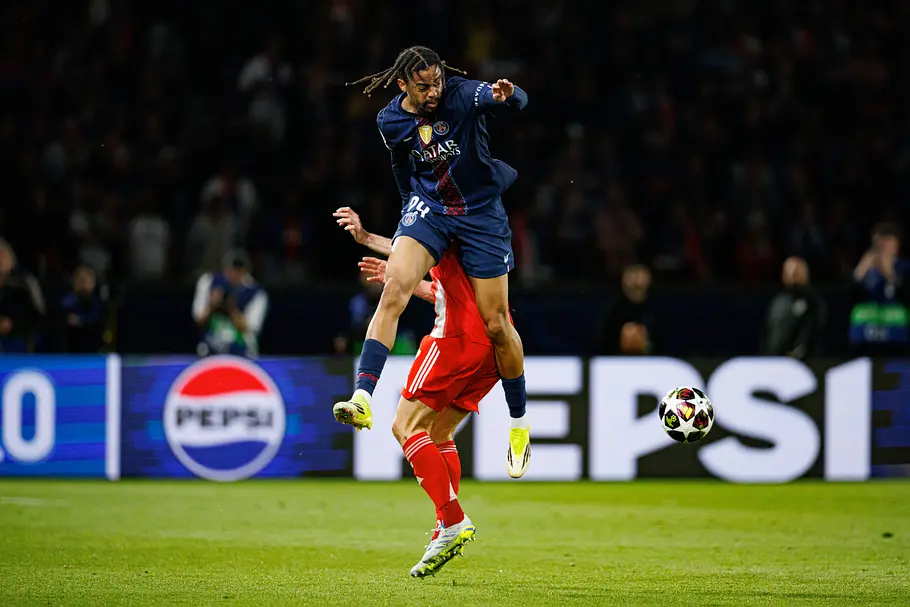imago1076792121 Bradley Barcola von PSG überspringt im Hisnpiel einen Spieler der Bayern.