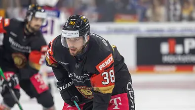 Fabio Wagner beim Eishockey-Länderspiel Deutschland gegen USA in Mannheim - Foto: IMAGO / Herrmann Agenturfotografie