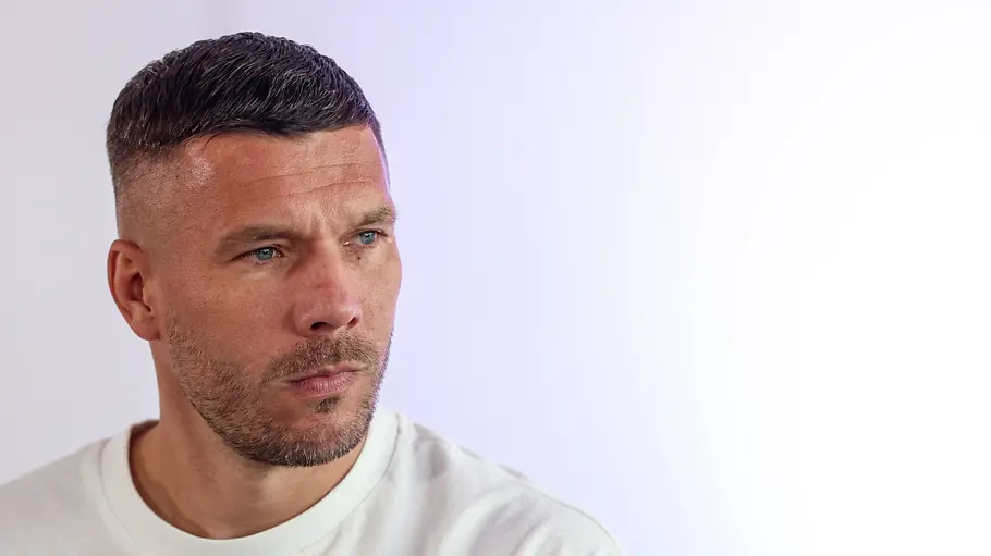 Lukas Podolski Lukas Podolski mit ernstem Blick.