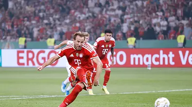 Harry Kane schießt im DFB-Pokal Finale 2026 einen Elfmeter für die Bayern gegen den VfB Stuttgart. - Foto:  IMAGO / Laci Perenyi