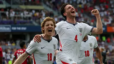 Anthony Gordon und Declan Rice bejubeln einen Treffer für England im Testspiel gegen Costa Rica. - Foto: IMAGO / Action Plus Anthony Gordon und Declan Rice bejubeln einen Treffer für England im Testspiel gegen Costa Rica. - Foto: IMAGO / Action Plus