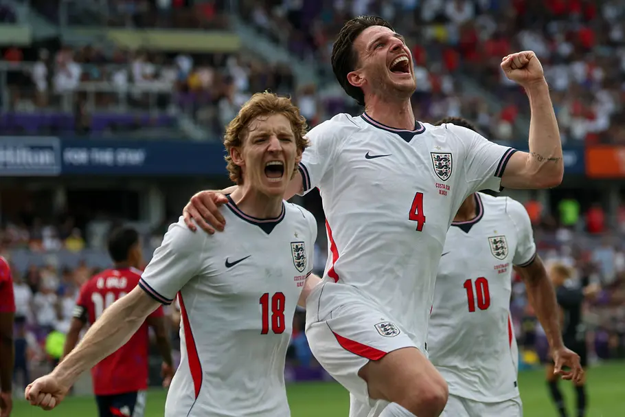 imago1078406373 Anthony Gordon und Declan Rice bejubeln einen Treffer für England im Testspiel gegen Costa Rica.