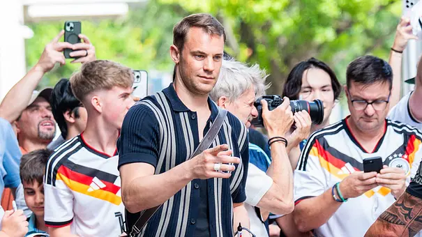 Manuel Neuer bei der Ankunft in Houston in den USA - Foto: IMAGO / Kirchner-Media